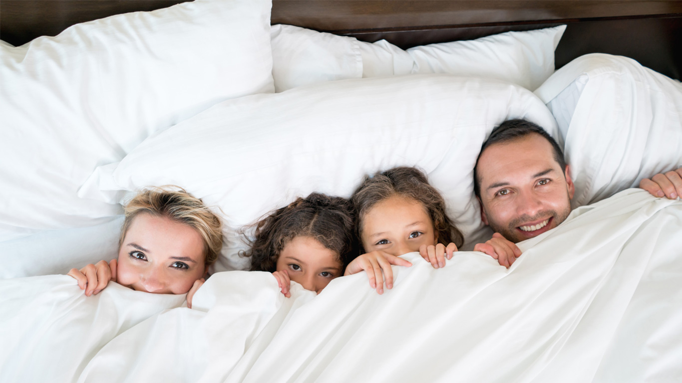Счастливая семья в постели
